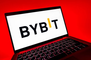 Prag, Çek Cumhuriyeti - 08 12 2025: Bybit logosunu gösteren dinamik bir yakın plan. Bybit şifreli para ve türev ticareti için bir platformdur.