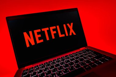 Prag, Çek Cumhuriyeti - 08 12 2025: Netflix logosunu gösteren bir dizüstü bilgisayarın dinamik yakın çekimi. Netflix sinema ve televizyon programları için bir yayın platformudur..