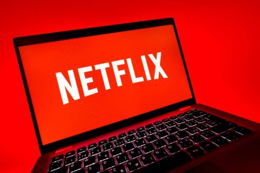 Prag, Çek Cumhuriyeti - 08 12 2025: Netflix logosunu gösteren bir dizüstü bilgisayarın dinamik yakın çekimi. Netflix sinema ve televizyon programları için bir yayın platformudur..