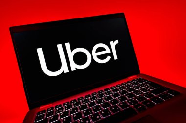 Prag, Çek Cumhuriyeti - 08 12 2025: Uber logosunu gösteren dinamik bir yakın plan. Uber ulaşım ve dağıtım hizmetleri için bir gezinti selamlama uygulaması.