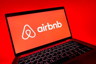 Prag, Çek Cumhuriyeti - 08 12 2025 Airbnb logosunu gösteren dinamik yakın plan. Airbnb dünya çapında kısa vadeli konaklama için bir platformdur..