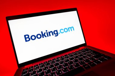 Prag, Çek Cumhuriyeti - 08 12 2025: Booking.com logosunu gösteren bir dizüstü bilgisayarın dinamik yakın çekimi. Rezervasyon, otel bulmak ve rezervasyon yaptırmak için bir platformdur..