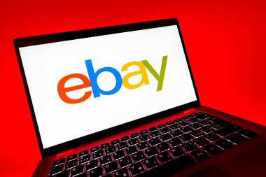 Prag, Çek Cumhuriyeti - 08 12 2025: ebay logosunu gösteren bir dizüstü bilgisayarın dinamik yakın çekimi. eBay, mal alıp satmak için çevrimiçi bir pazardır..