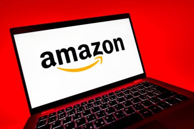 Prag, Çek Cumhuriyeti - 08 12 2025: Amazon logosunu gösteren bir dizüstü bilgisayarın dinamik yakın çekimi. Amazon, alışveriş ürünleri ve hizmetleri için çevrimiçi bir platformdur..