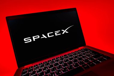 Prag, Çek Cumhuriyeti - 08 12 2025: SpaceX logosunu gösteren bir dizüstü bilgisayarın dinamik yakın çekimi. SpaceX uzay keşfi ve roket fırlatmaları için özel bir şirkettir..