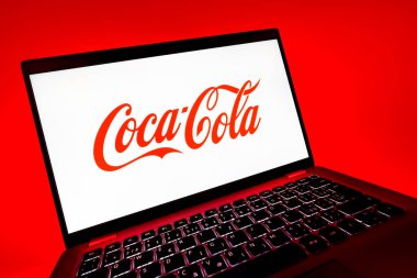 Prag, Çek Cumhuriyeti - 08 12 2025: Coca-Cola logosunu gösteren bir dizüstü bilgisayarın dinamik yakın çekimi. Coca-Cola meşrubatlarıyla tanınan bir içecek şirketidir..