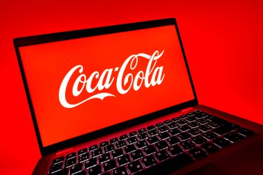 Prag, Çek Cumhuriyeti - 08 12 2025: Coca-Cola logosunu gösteren bir dizüstü bilgisayarın dinamik yakın çekimi. Coca-Cola meşrubatlarıyla tanınan bir içecek şirketidir..