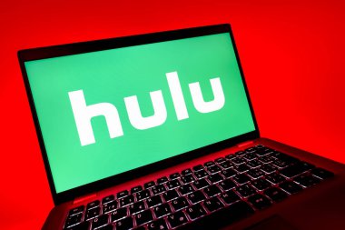 Prag, Çek Cumhuriyeti - 08 12 2025: Hulu logosunu gösteren bir dizüstü bilgisayarın dinamik yakın çekimi. Hulu TV şovları, filmler ve canlı TV için bir yayın platformu..