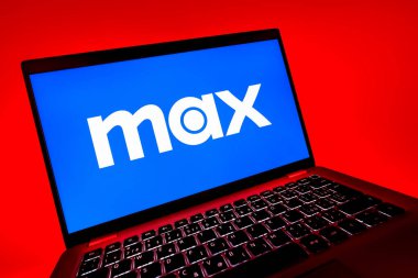 Prag, Çek Cumhuriyeti - 08 12 2025: Max logosunu gösteren bir dizüstü bilgisayarın dinamik yakın çekimi. Max, filmler, TV programları ve özgün içerikler için bir yayın platformudur..