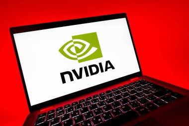 Prag, Çek Cumhuriyeti - 08 12 2025: NVIDIA logosunu gösteren bir dizüstü bilgisayarın dinamik yakın çekimi. NVIDIA, GPU ve yapay zeka donanımı alanında uzmanlaşmış bir teknoloji şirketidir..