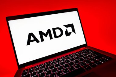 Prag, Çek Cumhuriyeti - 08 12 2025: AMD logosunu gösteren bir bilgisayarın dinamik yakın çekimi. AMD, işlemci ve işlemci üreten yarı iletken bir şirkettir..