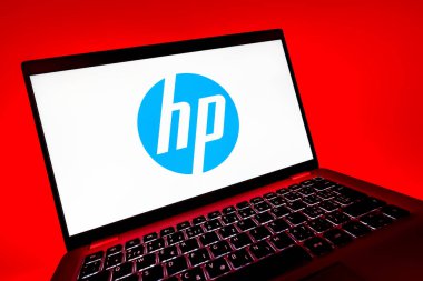 Prag, Çek Cumhuriyeti - 08 12 2025: Hewlett-Packard logosunu gösteren bir dizüstü bilgisayarın dinamik yakın çekimi. Hewlett-Packard bilgisayar ve yazıcı üreten bir teknoloji şirketidir..