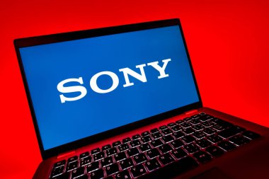 Prag, Çek Cumhuriyeti - 08 12 2025: Sony logosunu gösteren bir dizüstü bilgisayarın dinamik yakın çekimi. Sony elektronik, oyun ve eğlence üreten bir teknoloji şirketidir..
