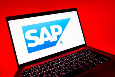 Prag, Çek Cumhuriyeti - 08 12 2025: SAP logosunu gösteren dinamik bir yakın plan. SAP, şirket uygulamaları ve çözümleri sağlayan bir yazılım şirketidir..