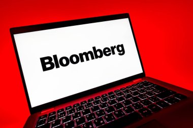 Prag, Çek Cumhuriyeti - 08 12 2025: Bloomberg logosunu gösteren dinamik bir yakın plan. Bloomberg finansal haberler, veriler ve analizler sağlayan bir şirkettir..