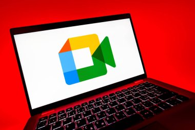 Prag, Çek Cumhuriyeti - 08 12 2025: Google Meet logosunu gösteren dinamik bir yakın plan. Google Meet video toplantıları ve çevrimiçi işbirliği için bir platformdur.