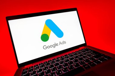 Prag, Çek Cumhuriyeti - 08 12 2025: Google Ads logosunu gösteren dinamik bir yakın plan. Google Reklamları, çevrimiçi reklamlar yaratmak ve yönetmek için bir platformdur.