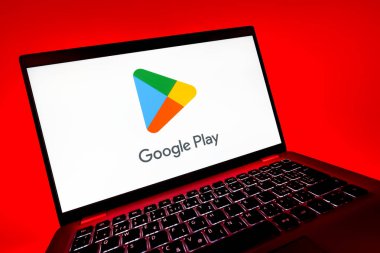 Prag, Çek Cumhuriyeti - 08 12 2025: Google Play logosunu gösteren bir dizüstü bilgisayarın dinamik yakın çekimi. Google Play uygulamaları, oyunları ve dijital içeriği indirmek için bir platformdur.