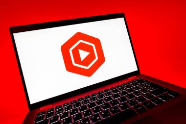 Prag, Çek Cumhuriyeti - 08 12 2025: Youtube Stüdyo logosunu gösteren dinamik bir yakın plan. Youtube Studio YouTube kanallarını yönetmek ve analiz etmek için bir platformdur.