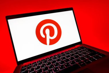 Prag, Çek Cumhuriyeti - 08 12 2025: Pinterest logosunu gösteren dinamik bir yakın plan. Pinterest fikirleri görsel olarak keşfetmek ve kaydetmek için bir platformdur..