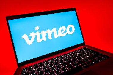 Prag, Çek Cumhuriyeti - 08 12 2025: Vimeo logosunu gösteren bir dizüstü bilgisayarın dinamik yakın çekimi. Vimeo, yüksek kaliteli video sunucu ve paylaşımı için bir platformdur.