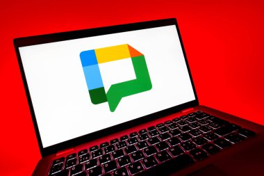 Prag, Çek Cumhuriyeti - 08 12 2025: Google Chat logosunu gösteren dinamik bir yakın plan. Google Chat mesajlaşma ve takım işbirliği için bir platformdur.