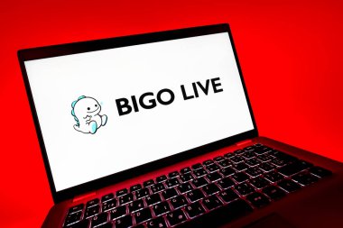 Prag, Çek Cumhuriyeti - 08 12 2025: Bigo Live logosunu gösteren bir dizüstü bilgisayarın dinamik yakın çekimi. Bigo Live canlı yayın ve sosyal etkileşim için bir platformdur.