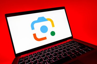 Prag, Çek Cumhuriyeti - 08 12 2025: Google Lens logosunu gösteren dinamik bir yakın plan. Google Lens, resimlerdeki görsel arama ve bilgi için kullanılan bir araçtır..