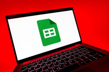 Prag, Çek Cumhuriyeti - 08 12 2025: Google Sheets logosunu gösteren dinamik bir yakın plan. Google Sayfalar tablo oluşturmak ve yönetmek için bir platformdur.