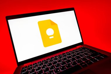 Prag, Çek Cumhuriyeti - 08 12 2025: Google Keep logosunu gösteren dinamik bir yakın plan. Google Keep notlar, listeler ve hatırlatıcılar için bir platformdur.