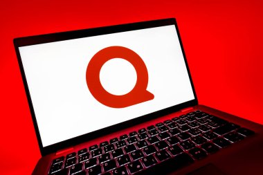 Prag, Çek Cumhuriyeti - 08 12 2025: Quora logosunu gösteren bir dizüstü bilgisayarın dinamik yakın çekimi. Quora soru sormak ve bilgi paylaşmak için bir platformdur..