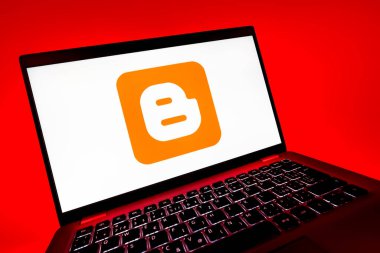 Prag, Çek Cumhuriyeti - 08 12 2025: Blogger logosunu gösteren bir dizüstü bilgisayarın dinamik yakın çekimi. Blogger blog oluşturma ve yayınlama için bir platformdur.