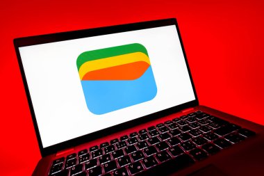 Prag, Çek Cumhuriyeti - 08 12 2025: Google Cüzdan logosunu gösteren dinamik bir yakın plan. Google Cüzdanı dijital ödeme yöntemlerini depolamak ve kullanmak için bir platformdur.