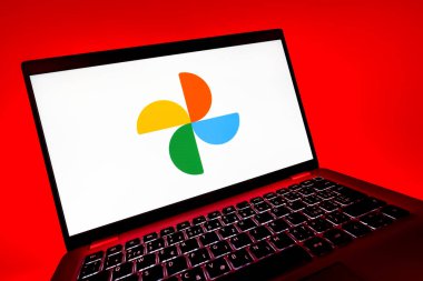Prag, Çek Cumhuriyeti - 08 12 2025: Google Photos logosunu gösteren dinamik bir yakın plan. Google Fotoğrafları fotoğraf ve videoları saklamak ve düzenlemek için bir platformdur.