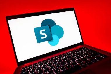 Prag, Çek Cumhuriyeti - 08 12 2025: Microsoft Sharepoint logosunu gösteren dinamik bir yakın plan. Microsoft Sharepoint işbirliği ve belge yönetimi için bir platformdur.