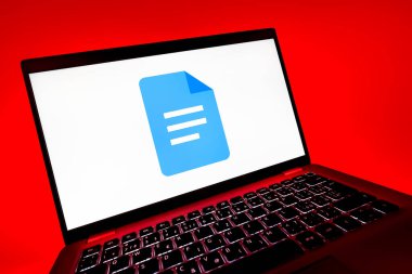 Prag, Çek Cumhuriyeti - 08 12 2025: Google Docs logosunu gösteren dinamik bir yakın plan. Google Docs metin belgeleri oluşturmak ve düzenlemek için bir platformdur.