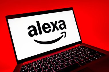 Prag, Çek Cumhuriyeti - 08 12 2025: Alexa logosunu gösteren bir dizüstü bilgisayarın dinamik yakın çekimi. Alexa akıllı aygıtlar ve servisler için ses asistanıdır.