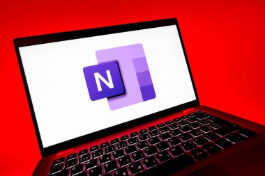 Prag, Çek Cumhuriyeti - 08 12 2025: Microsoft OneNote logosunu gösteren bir dizüstü bilgisayarın dinamik yakın çekimi. Microsoft OneNote not almak ve düzenlemek için bir platformdur.