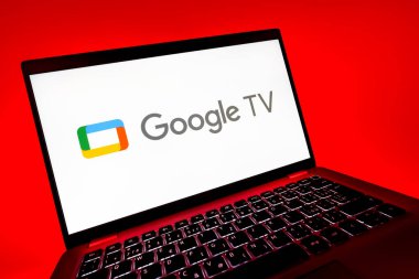 Prag, Çek Cumhuriyeti - 08 12 2025: Google TV logosunu gösteren bir dizüstü bilgisayarın dinamik yakın çekimi. Google TV film, program ve uygulamalar için bir platformdur..