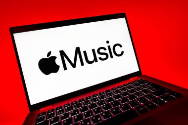 Prag, Çek Cumhuriyeti - 08 12 2025: Apple Music logosunu gösteren bir dizüstü bilgisayarın dinamik yakın çekimi. Apple Music müzik için bir platformdur..