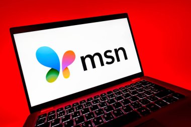 Prag, Çek Cumhuriyeti - 08 12 2025: MSN logosunu gösteren dinamik bir yakın plan. MSN haber, e-posta ve çevrimiçi hizmetler için bir platformdur.