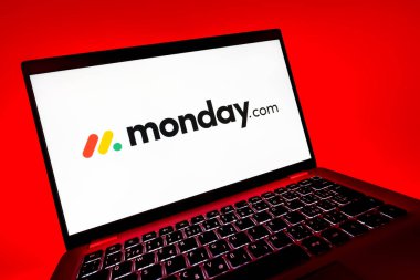 Prag, Çek Cumhuriyeti - 08 12 2025: Monday.com logosunu gösteren bir bilgisayarın dinamik yakın çekimi. Monday.com proje yönetimi ve takım işbirliği için bir platformdur.