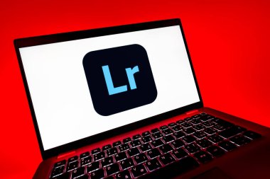 Prag, Çek Cumhuriyeti - 08 12 2025: Lightroom logosunu gösteren dinamik bir yakın plan. Lightroom fotoğraf düzenleme ve yönetim için bir yazılımdır..