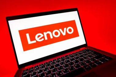 Prag, Çek Cumhuriyeti - 08 12 2025: Lenovo logosunu gösteren dinamik bir yakın plan. Lenovo bilgisayar ve elektronik üreten bir teknoloji şirketidir..