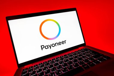 Prag, Çek Cumhuriyeti - 08 12 2025: Payonez logosunu gösteren bir dizüstü bilgisayarın dinamik yakın çekimi. Paeveryone, küresel online ödemeler ve para transferleri için bir platformdur.