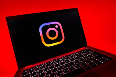 Prag, Çek Cumhuriyeti - 08 12 2025: Instagram logosunu gösteren dinamik bir yakın plan. Instagram fotoğraf ve video paylaşımı için bir sosyal medya platformudur..