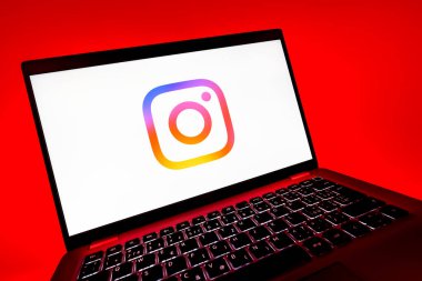 Prag, Çek Cumhuriyeti - 08 12 2025: Instagram logosunu gösteren dinamik bir yakın plan. Instagram fotoğraf ve video paylaşımı için bir sosyal medya platformudur..