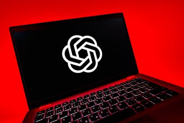 Prag, Çek Cumhuriyeti - 08 12 2025: OpenAI logosunu gösteren dinamik bir yakın plan. OpenAI, yapay zeka modelleri ve uygulamaları geliştiren bir platformdur..