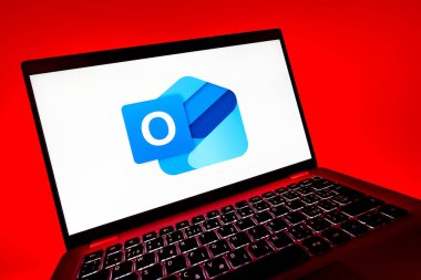 Prag, Çek Cumhuriyeti - 08 12 2025: Outlook logosunu gösteren bir bilgisayarın dinamik yakın çekimi. Outlook iletileri göndermek ve yönetmek için bir e- posta platformudur.