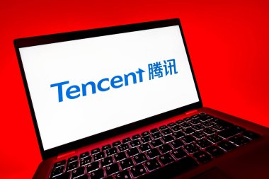 Prag, Çek Cumhuriyeti - 08 12 2025: Tencent logosunu gösteren bir dizüstü bilgisayarın dinamik yakın çekimi. Tencent internet hizmetleri ve oyunlar sağlayan bir teknoloji şirketidir..